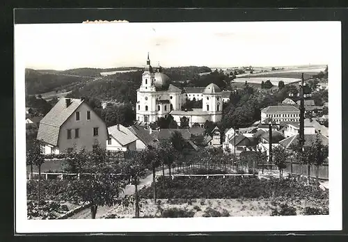 AK Krtiny, Blick auf den Ort und die Wallfahrtskirche