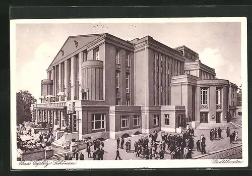 AK Teplitz Schönau / Teplice, Passanten auf dem Platz am Stadttheater