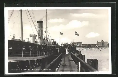 AK Zinnowitz / Ostsee, ankommende Passagiere eines Dampfers auf der Seebrücke