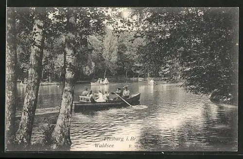 AK Freiburg / Breisgau, Ruderpartie auf dem Waldsee