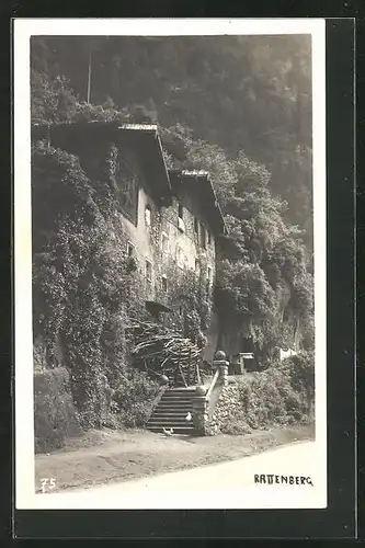 AK Rattenberg, am alten Haus mit Felswand