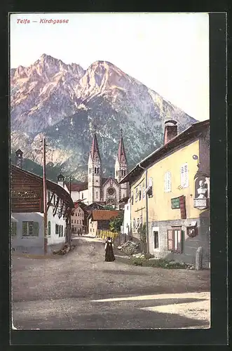 AK Telfs, Kirchgasse mit Kirche im Hintergrund