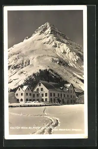 AK Galtür, Gasthof Alpenrose mit Gebirgswand im Winter