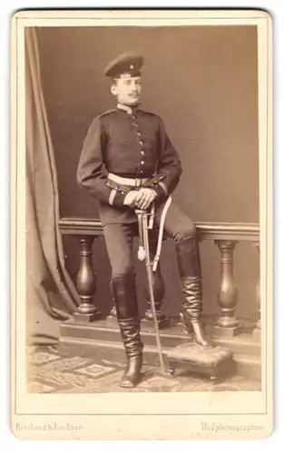 Fotografie Reichard & Lindner, Berlin, Markgrafen-Strasse 40, Portrait Soldat in Uniform mit Säbel und Portepee