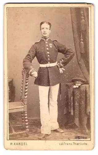 Fotografie W. Kandel, Saarlouis, v. d. französ. Thor, Portrait Uffz. in Uniform mit Orden