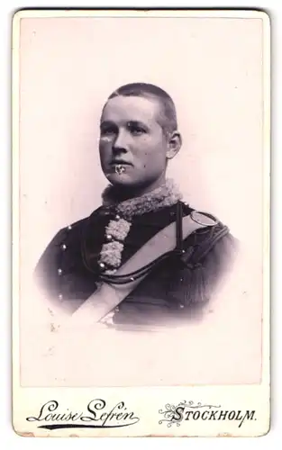 Fotografie Louis Lefren, Stockholm, Storgatan 11, Portrait schwedischer Soldat in Winteruniform mit Schützenschnur