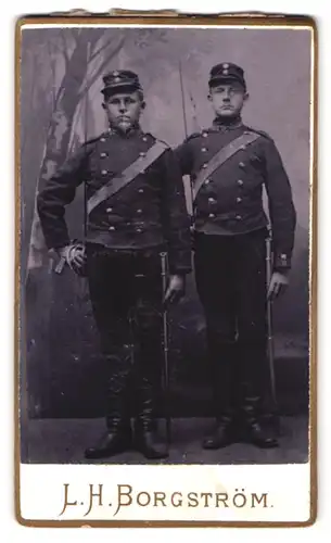 Fotografie L. H. Borgström, Svedala, Portrait schwedische Soldaten in Uniform mit gezogenem Säbel