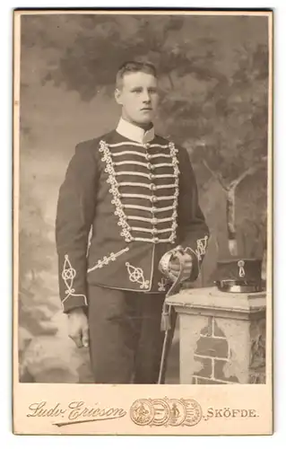 Fotografie Ludo. Ericson, Sköfde, Kungsgatan 1, Portrait Husar in Uniform mit Degen und Mütze