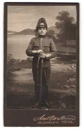 Fotografie Axel Caulborn, Ystad, Gellbergs Eftr., Portrait Soldat Andersson in Uniform mit Pickelhaube und Rosshaarbusch