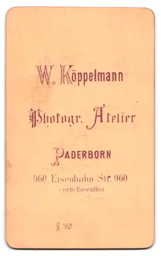 Fotografie W. Köppelmann, Paderborn, Eisenbahn-Str. 960, Portrait Soldat im Waffenrock sitzt am Sekretär