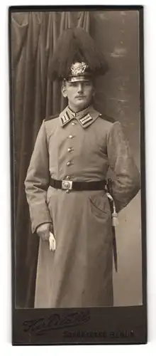 Fotografie Karl Wahl, Schöneberg, Hauptstr. 156, Portrait Soldat in Uniform mit Pickelhaube und Rosshaarbusch