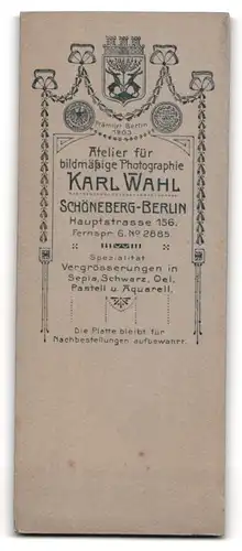 Fotografie Karl Wahl, Schöneberg, Hauptstr. 156, Portrait Soldat in Uniform mit Pickelhaube und Rosshaarbusch