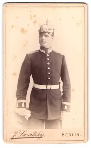 Fotografie J. Lawitzky, Berlin, Behrenstr. 21, Portrait Einjährig-Freiwilliger Uffz. in Uniform mit Pickelhaube