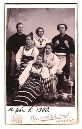 Fotografie Gerda Söderlund, Leksand, Portrait Gesellschaft zu Fasching in Köstümen