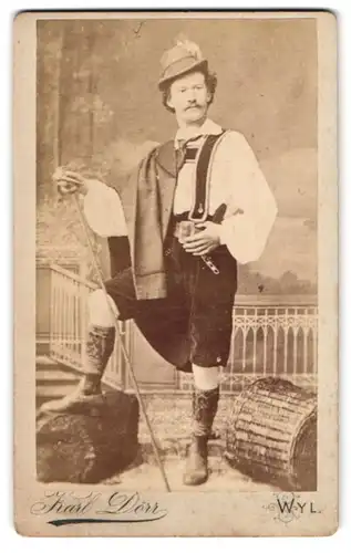 Fotografie Karl Dörr, Wyl, Obere Bahnhofstr., Portrait Mann im Bergsteiger Outfit zu Fasching