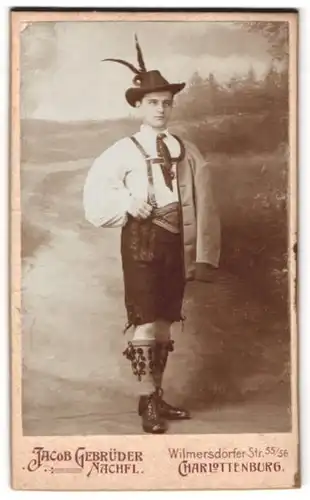 Fotografie Gebrüder Jacob, Charlottenburg, Wilmersdorferstr. 55 /56, Portrait junger Mann im bayrischen Kostüm