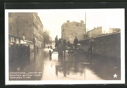 AK Hochwasser, Inondations, Janvier 1910, Sinistres Quittant Leurs Demeures a Ivry