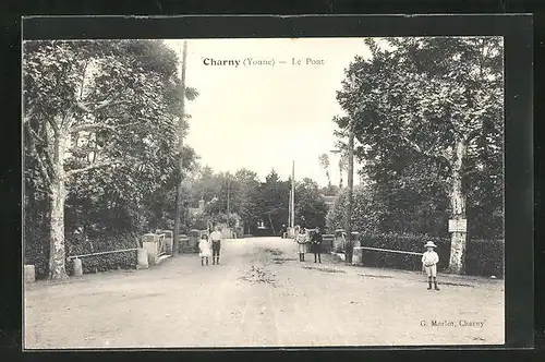 AK Charny, Le Pont, Kinder auf der Brücke