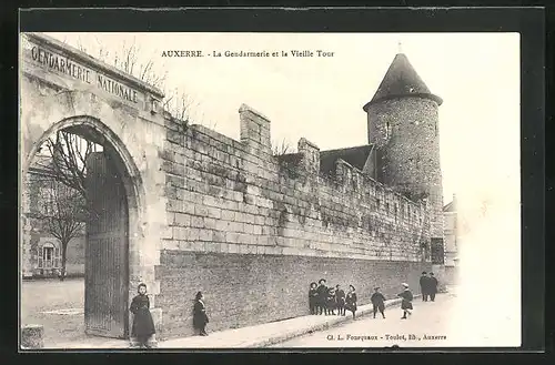 AK Auxerre, La Gendarmerie et la Vieille Tour, Kinder an der Mauer