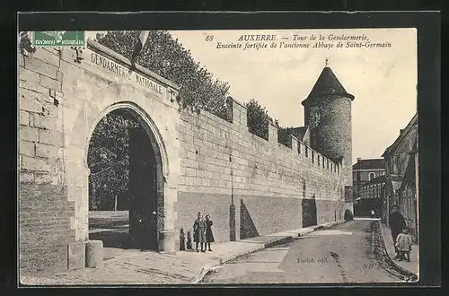 AK Auxerre, Tour de la Gendarmerie, Kinder am Eingang