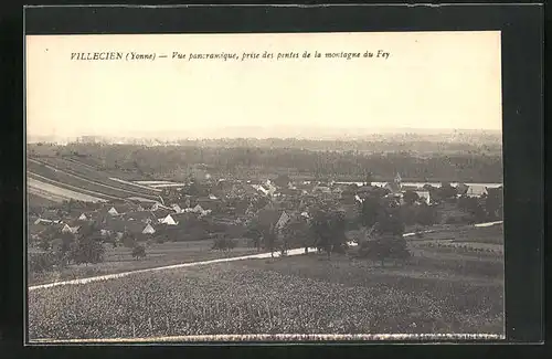 AK Villecien, Vue panoramique, prise des pentes de la Montagne du Fey