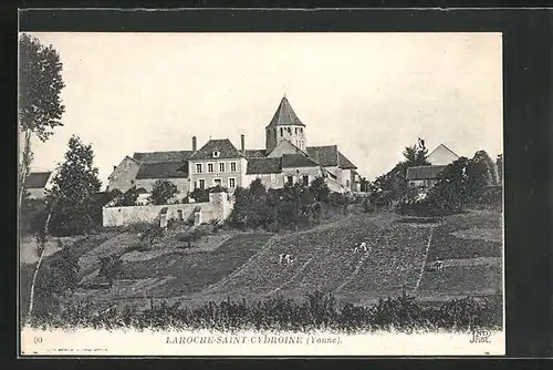 AK Laroche-Saint-Cydroine, Blick über die Felder auf den Ort