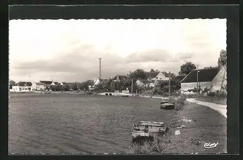 AK Gurgy, L`Yonne, Boote liegen am Ufer vor dem Ort