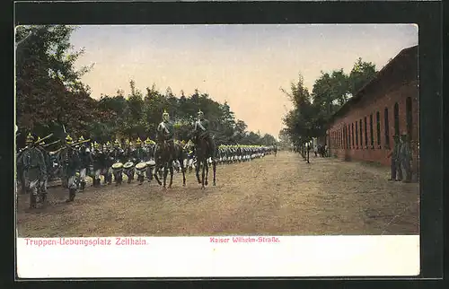 AK Zeithain, Soldaten marschieren auf dem Truppenübungsplatz in der Kaiser Wilhelm-Strasse