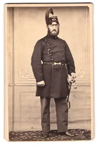 Fotografie Fotograf und Ort unbekannt, Portrait Soldat Johan Gottfried Sundblach in Uniform mit Degen
