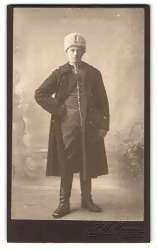 Fotografie S. M. Marcus, Ystad, Portrait schwedischer Uffz. Persson in Winter Uniform mit Pelzmütze