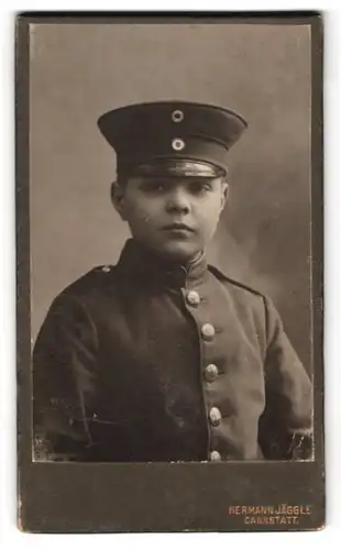 Fotografie Hermann Jäggle, Cannstatt, Waiblinger Str., Portrait Knabe als Kadett in Uniform mit Mütze