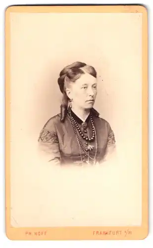 Fotografie Ph. Hoff, Frankfurt a. M., Portrait Dame im feinen Kleid mit Zopf und Halsketten