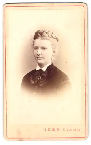 Fotografie Gebr. Siebe, Breslau, Alte Taschen-Str. 10, Portrait blonde junge Frau mit hochgestecktem Zopf