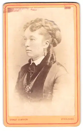 Fotografie Ernst Ulrbich, Stralsund, Portrait Dame im Biedermeierkleid mit Locken und Halskette