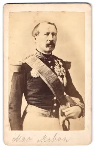 Fotografie Fotograf und Ort unbekannt, Portrait Patrice de Mac-Mahon in Uniform, Marschall von Frankreich, mit Orden