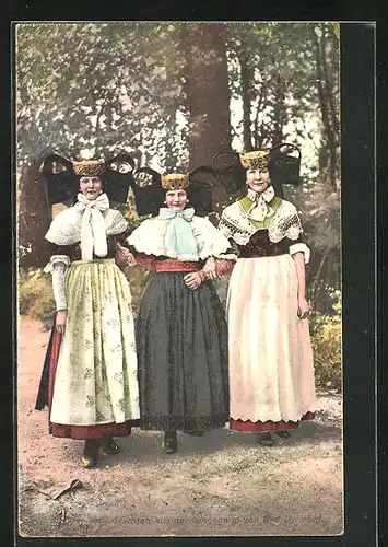 AK Drei Damen in Tracht Schaumburg-Lippe auf einem Waldweg stehend