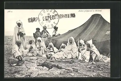 AK Arabes préparant le Méchoui, arabische Grossfamilie vor dem Zelt sitzend und Ziege grillend