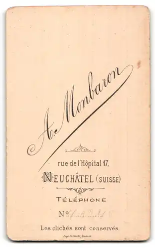 Fotografie A. Monbaron, Neuchâtel, rue de l`Hôptial 17, nettes junges Mädchen mit Blumenhalskette