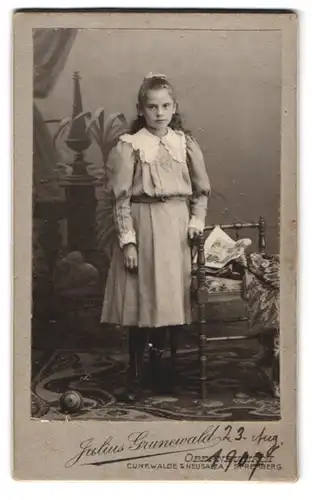 Fotografie Julius Grunewald, Oberneukirch, hübsches junges Mädchen mit Spitzenkragen
