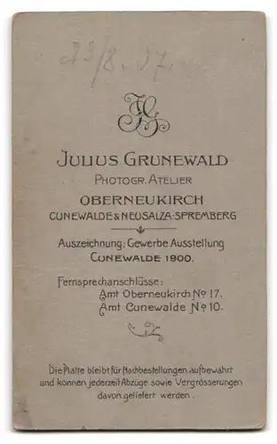 Fotografie Julius Grunewald, Oberneukirch, hübsches junges Mädchen mit Spitzenkragen