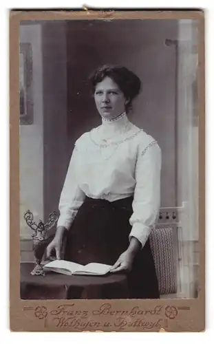 Fotografie Franz Bernhardt, Wolhusen, schlichte bürgerliche Dame mit Buch
