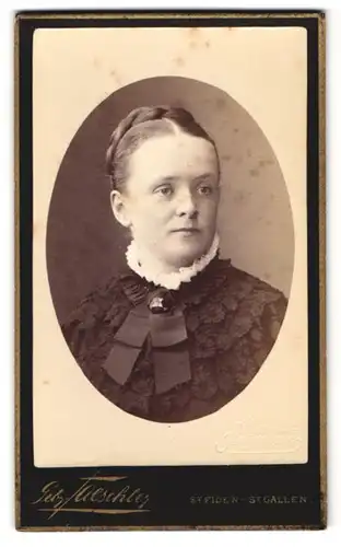 Fotografie Taeschler, St. Fiden, ordentliche bürgerliche Dame mit Spitzenkragen