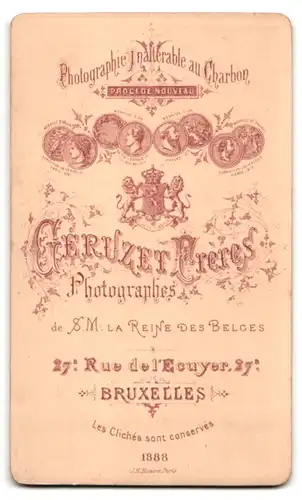 Fotografie Geruzet Frères, Bruxelles, 27 Rue de l`Ecuyer, nettes junges Mädchen in Matrosenanzug