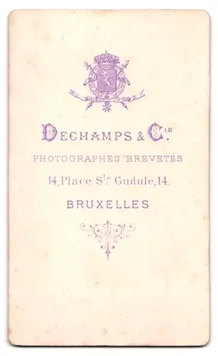 Fotografie Dechamps & Cie., Bruxelles, 14 Place Ste. Gudule, elegante alte Frau mit Fell an Ärmel