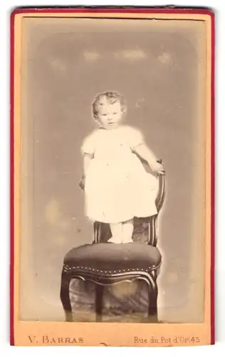 Fotografie V. Babras, Liege, Rue du Pot d`Or 45, strahlendes Bild von niedlichem Kleinkind auf Stuhl