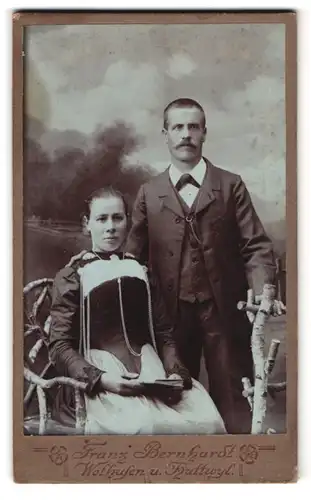 Fotografie Franz Bernhardt, Wolhusen, bürgerliches Parr und Dame in raffiniertem Kleid