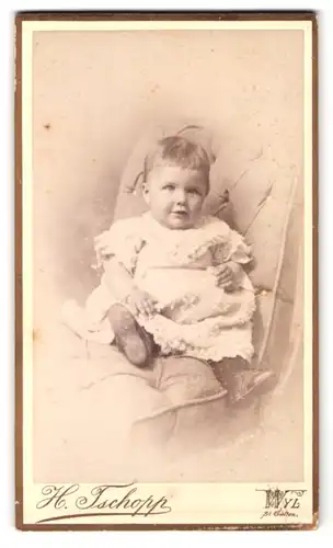 Fotografie H. Tschopp, Wyl, niedliches lachendes Kleinkind auf Sessel