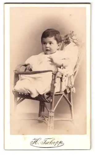 Fotografie H. Tschopp, Wyl, Mattstrasse, niedliches kleines Kind in Kinderstuhl aus Korb