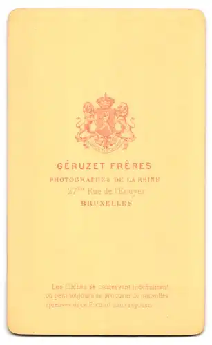 Fotografie Géruzet Frères, Bruxelles, 27 Rue de l`Ecuyer, entspanntes Kleinkind auf Sessel liegend