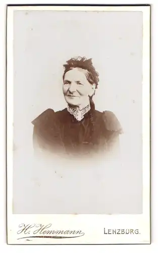 Fotografie H. Hemmann, Lenzburg, Bahnhofstrasse, grinsende alte Frau mit Haube